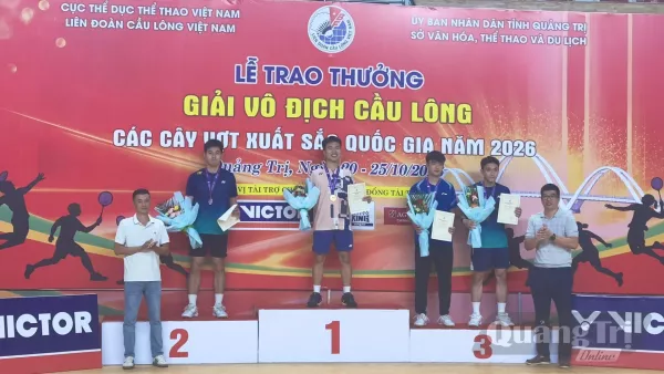 Trao giải Nhất ở nội dung đơn nam - Ảnh: Thùy Trang (Báo và phát thanh, truyền hình Quảng Trị)