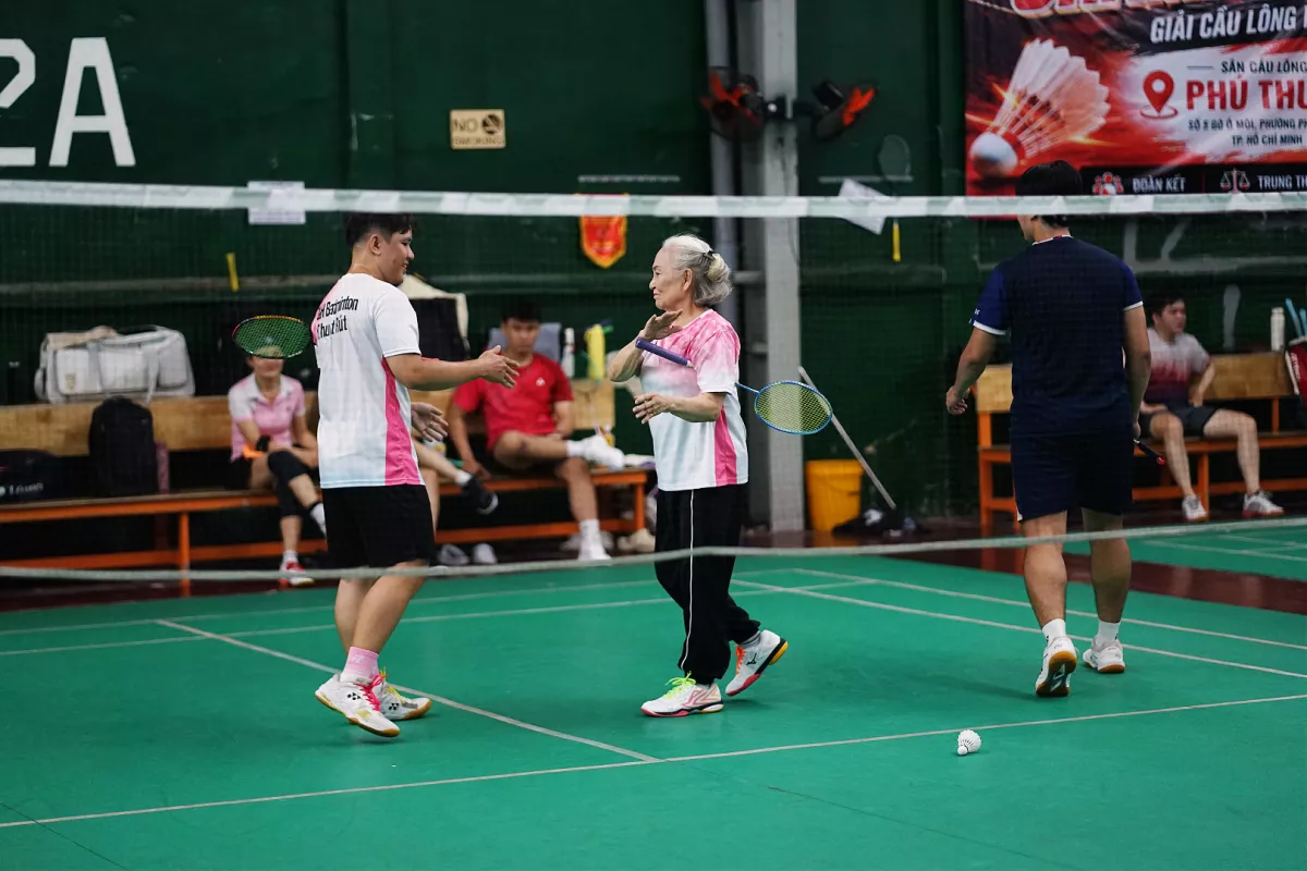 Ở tuổi 71, điều khiến ngoại Tím hạnh phúc nhất là được khỏe mạnh, tràn đầy năng lượng để tiếp tục ra sân mỗi ngày (Ảnh: Di Anh) (Kenh14.vn)