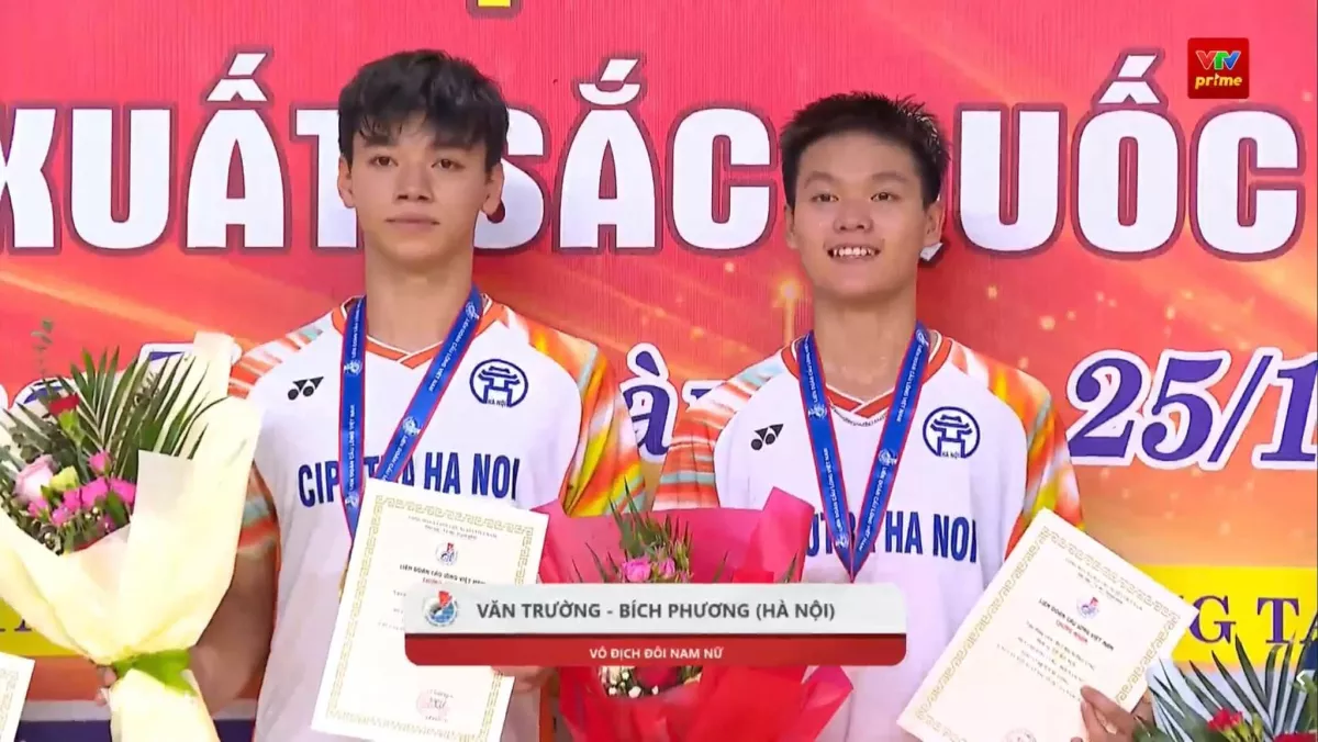 Phạm Văn Trường và Bùi Bích Phương của Hà Nội vô địch nội dung đôi nam nữ. Ảnh: Báo Văn Hóa