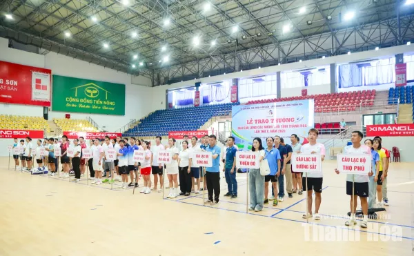 200 vận động viên tranh tài tại Giải cầu lông các nhóm tuổi tỉnh Thanh Hóa. Ảnh: Vietnam.vn